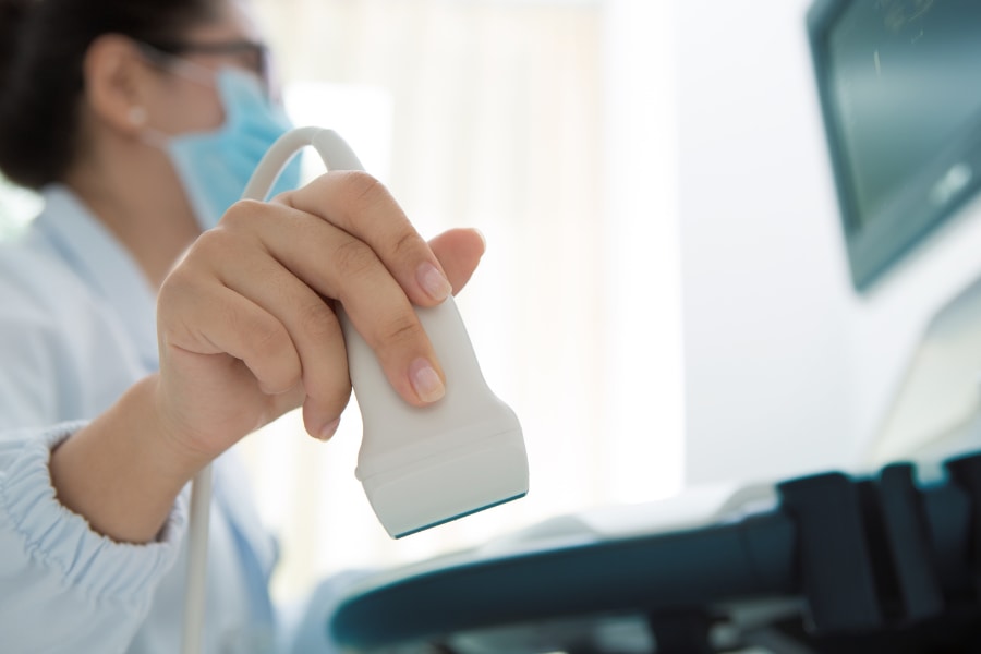 Médico con un dispositivo de ultrasonido