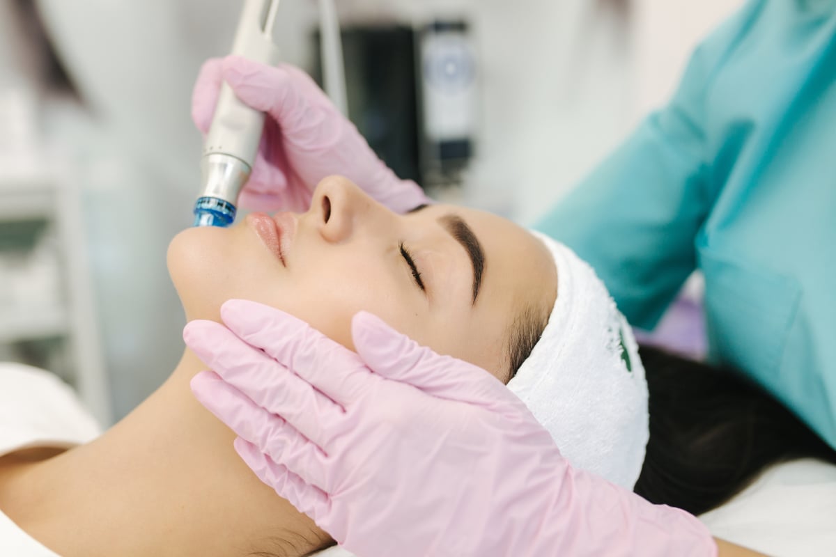 Mujer aplicándose un tratamiento facial para cuidar su piel en verano