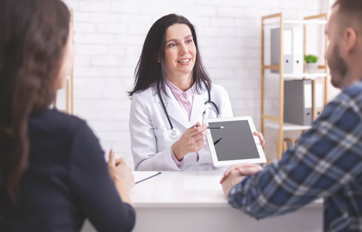 doctora enseñando los resultados de la vasectomia